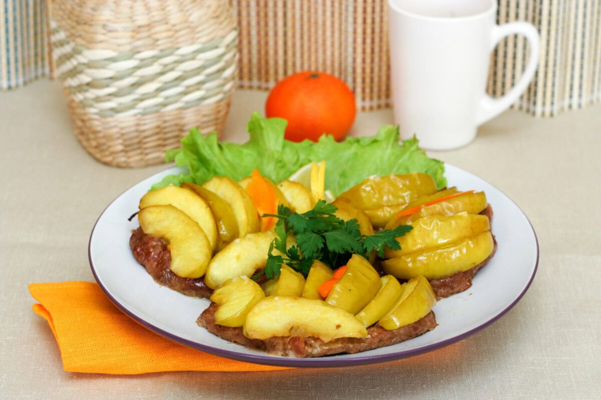 Teľací rezeň zapečený s jablkami - recept | Gurman.sk