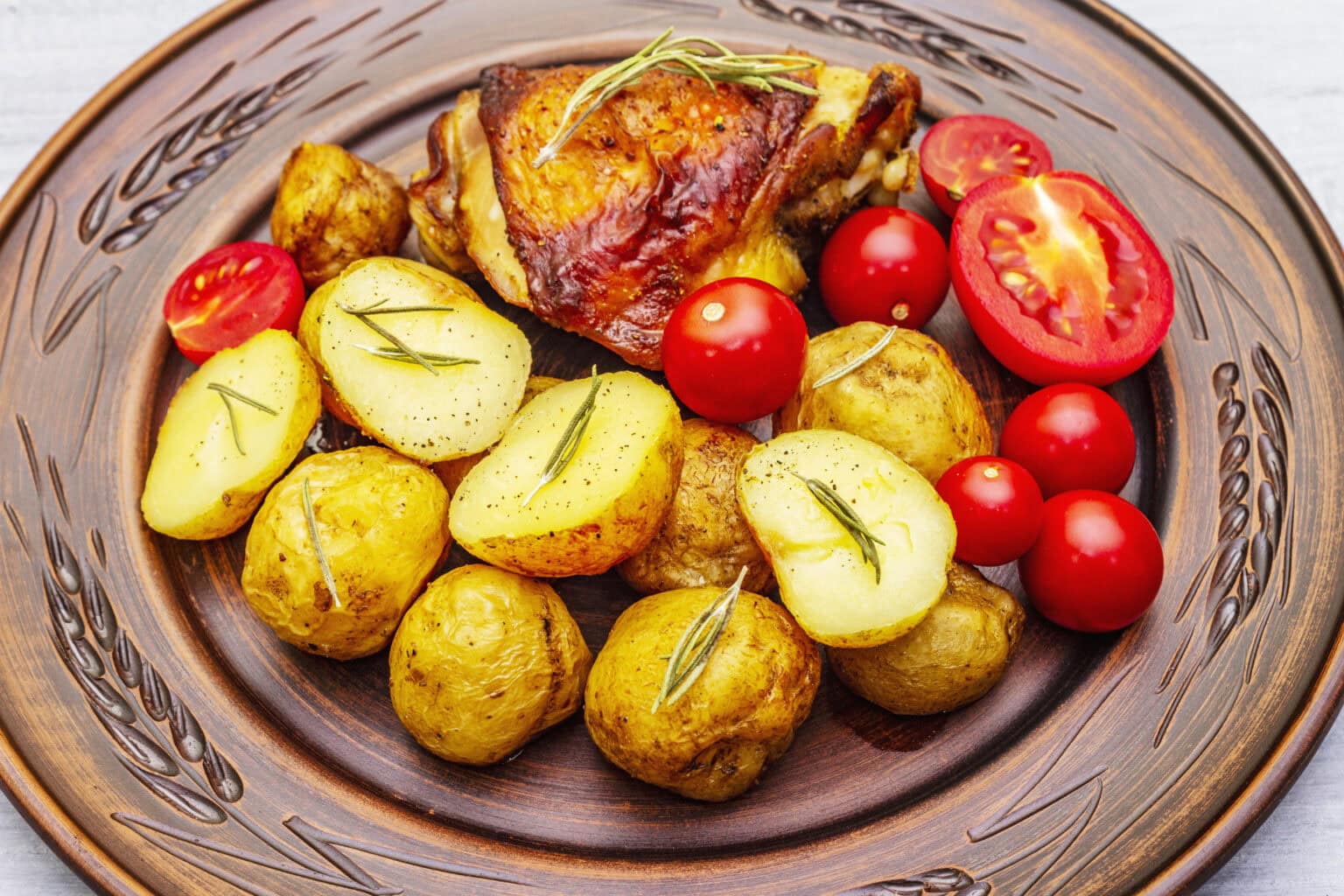 Zapečené údené kuracie stehná so zemiakmi - recept | Gurman.sk