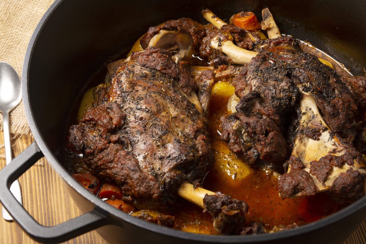 Pečená baranina s údenou slaninou - recept | Gurman.sk