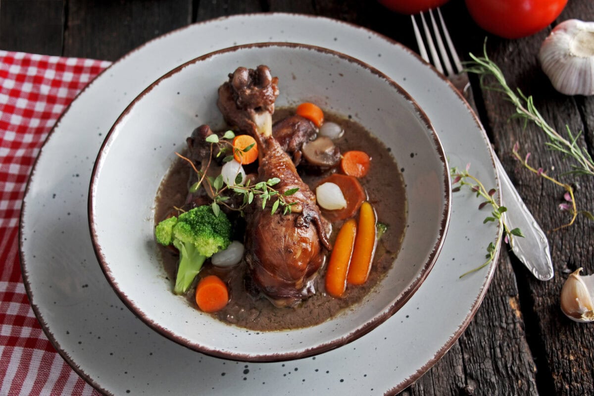 Tradičný kohút na víne „coq au vin“ - recept | Gurman.sk