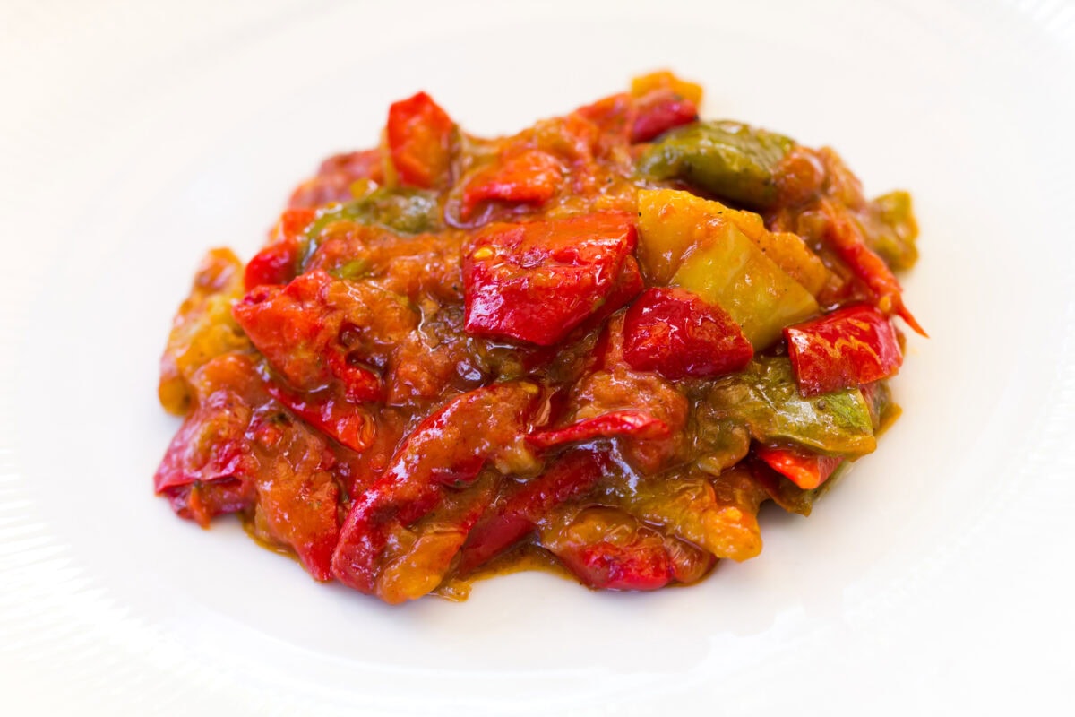 Dusená zelená paprika s cibuľou a paradajkami - recept | Gurman.sk