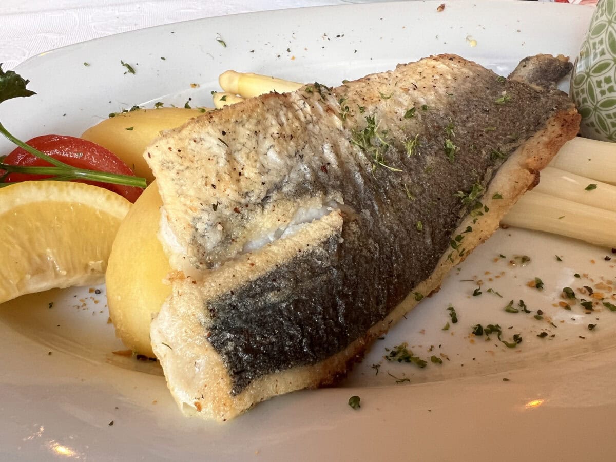 Zubáč na ružičkovom keli s gaštanmi - recept | Gurman.sk