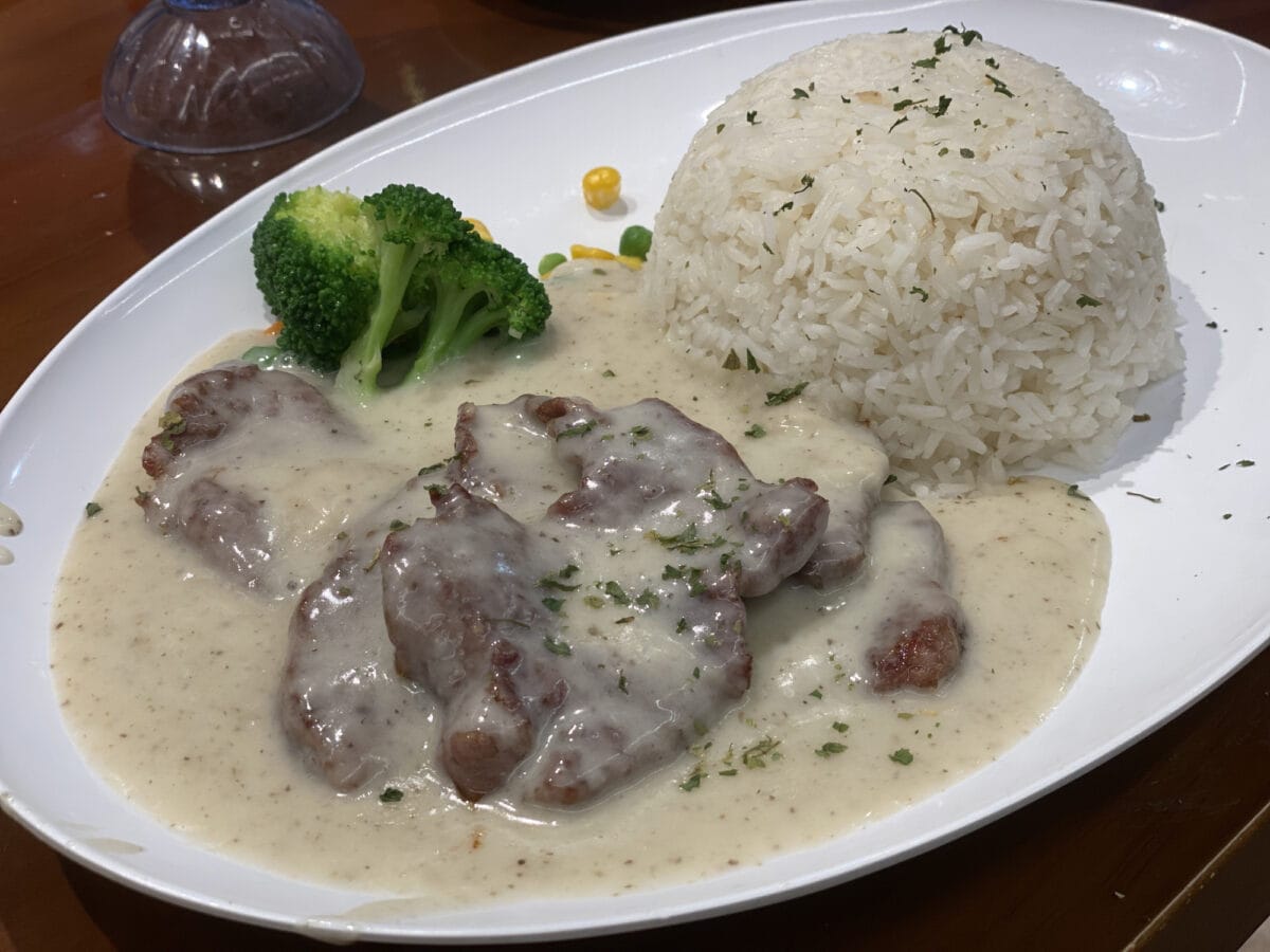 Hovädzie rezne na smotane s uhorkami - recept | Gurman.sk