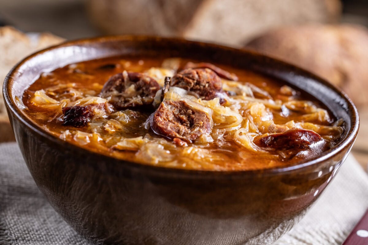 Kapustnica s údeným mäsom a klobáskou - recept | Gurman.sk