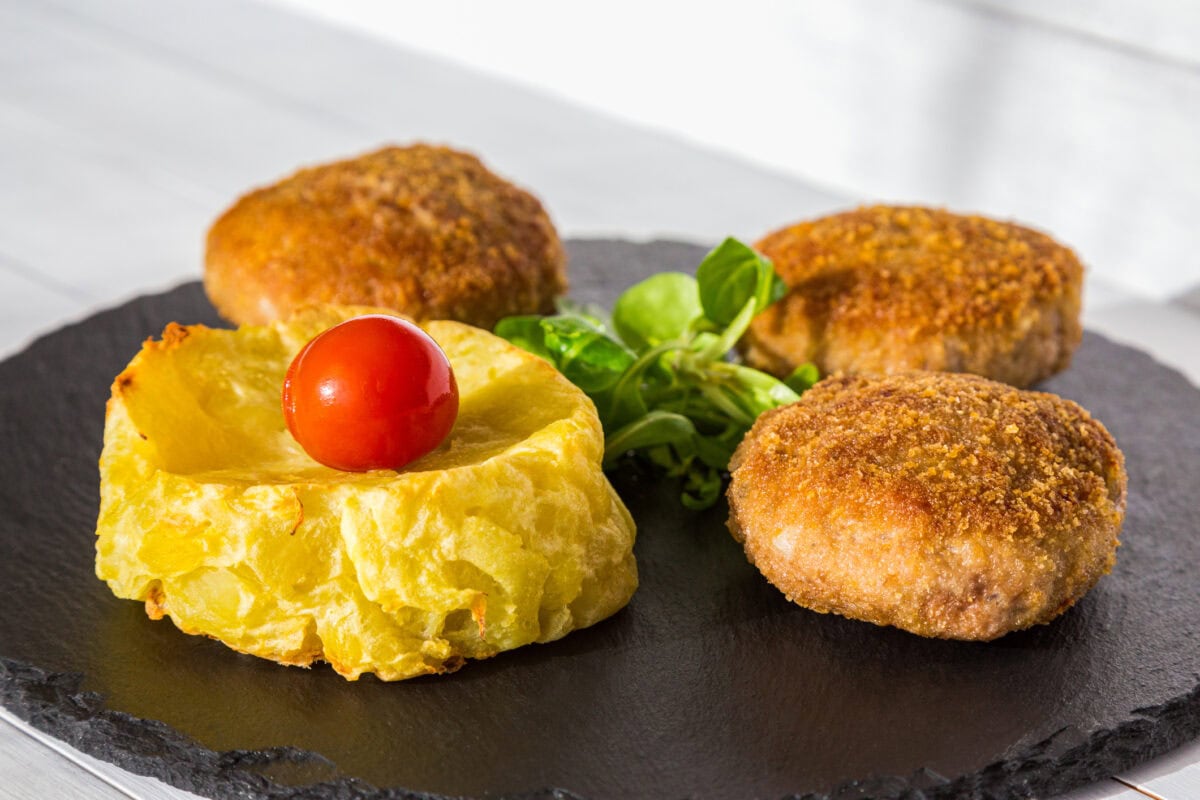 Karbonátky so zemiakovým šalátom - recept | Gurman.sk