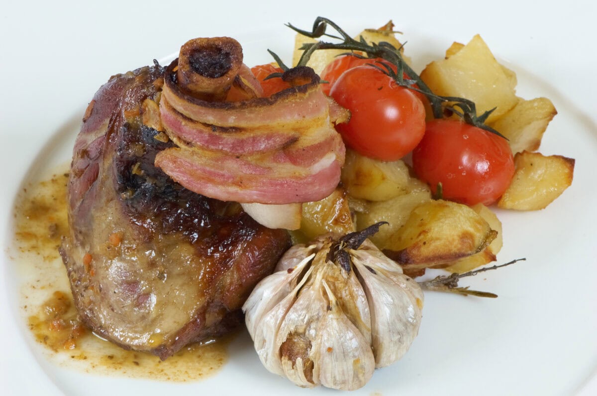 Baranie stehno prešpikované údenou slaninou a cesnakom - recept | Gurman.sk