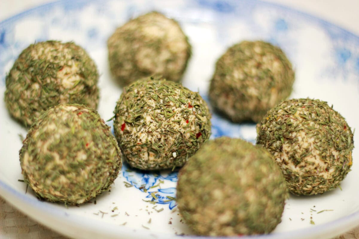 Bryndzové guľky s maslom obalené v bylinkách - recept | Gurman.sk