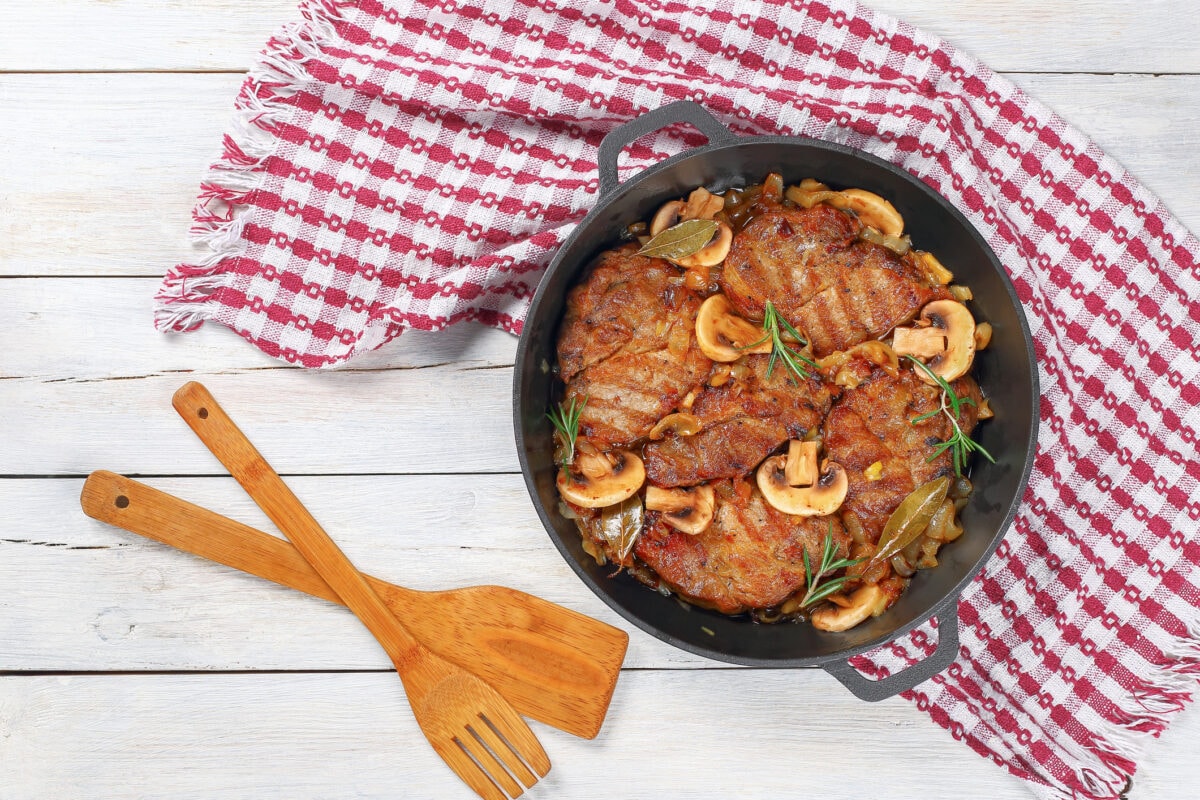 Hovädzie rezne na hubách so slaninou - recept | Gurman.sk