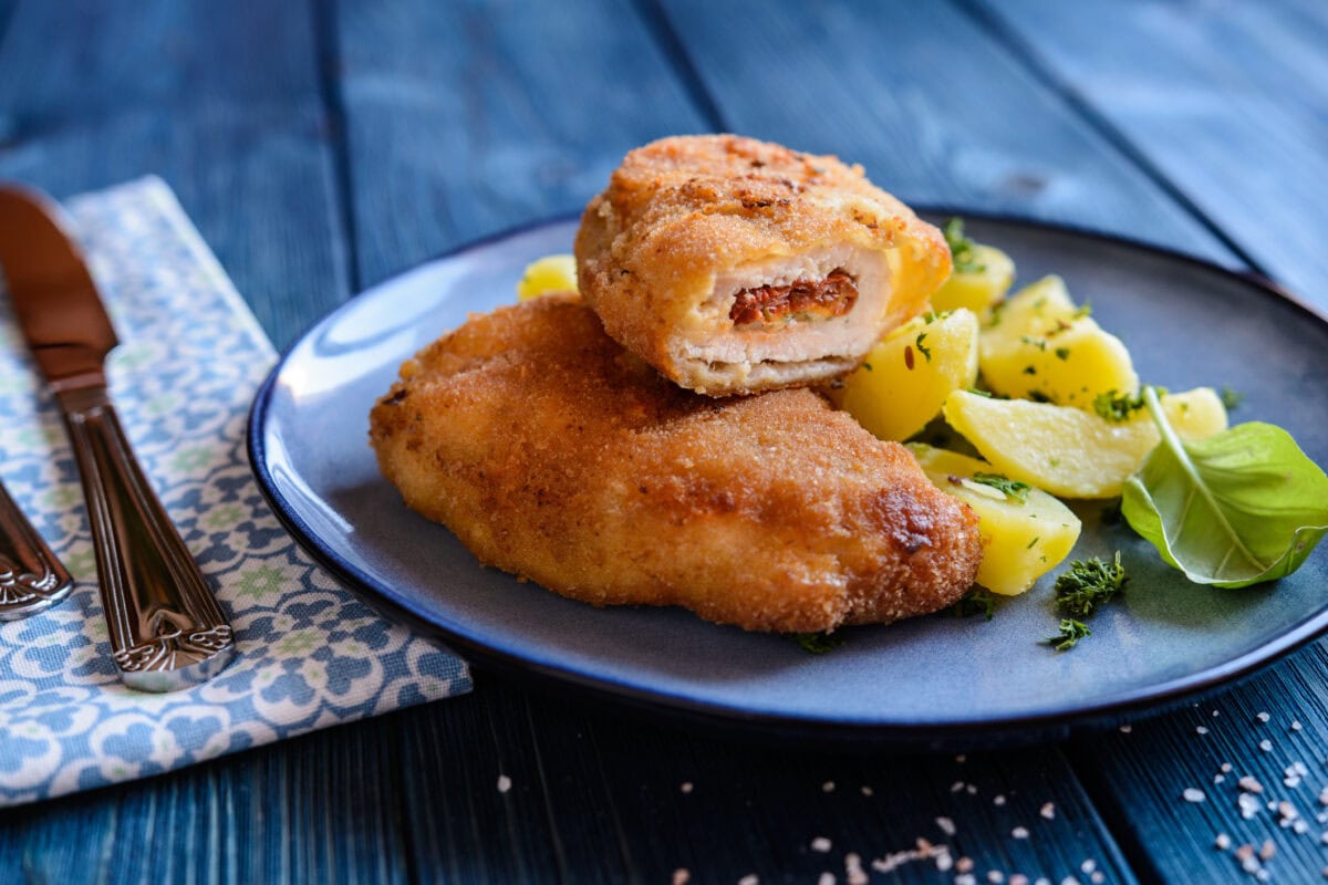 Vyprážaný plnený bravčový rezeň - recept | Gurman.sk