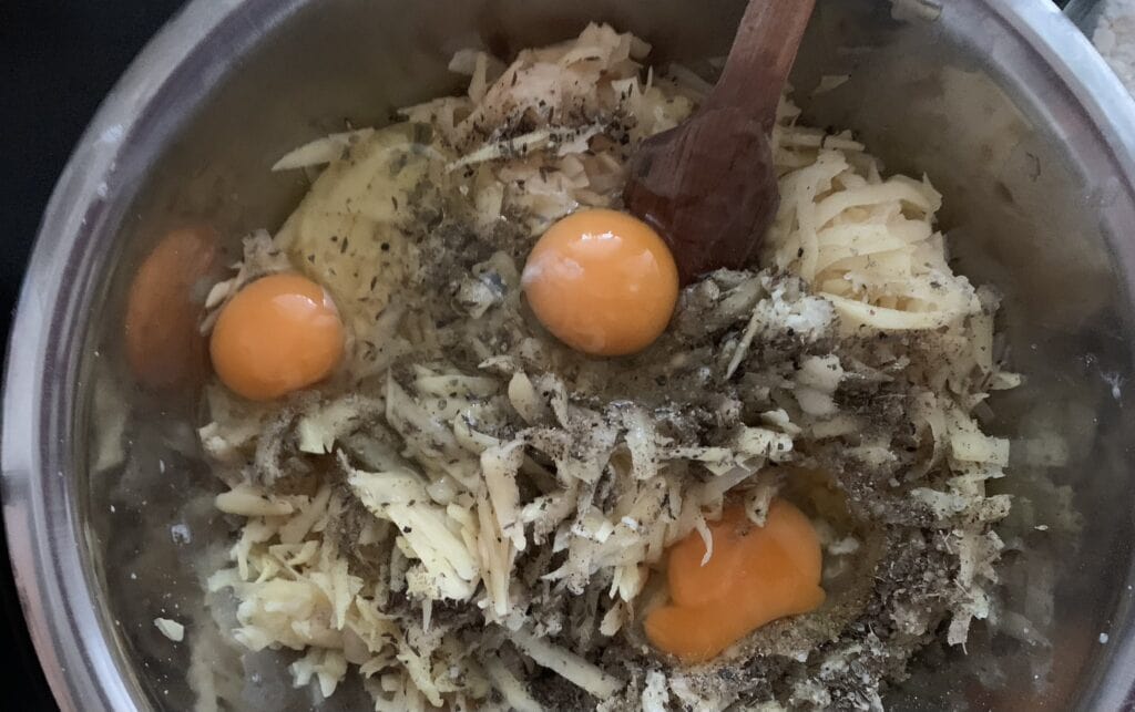 Kuracie soté v zemiakovej placke