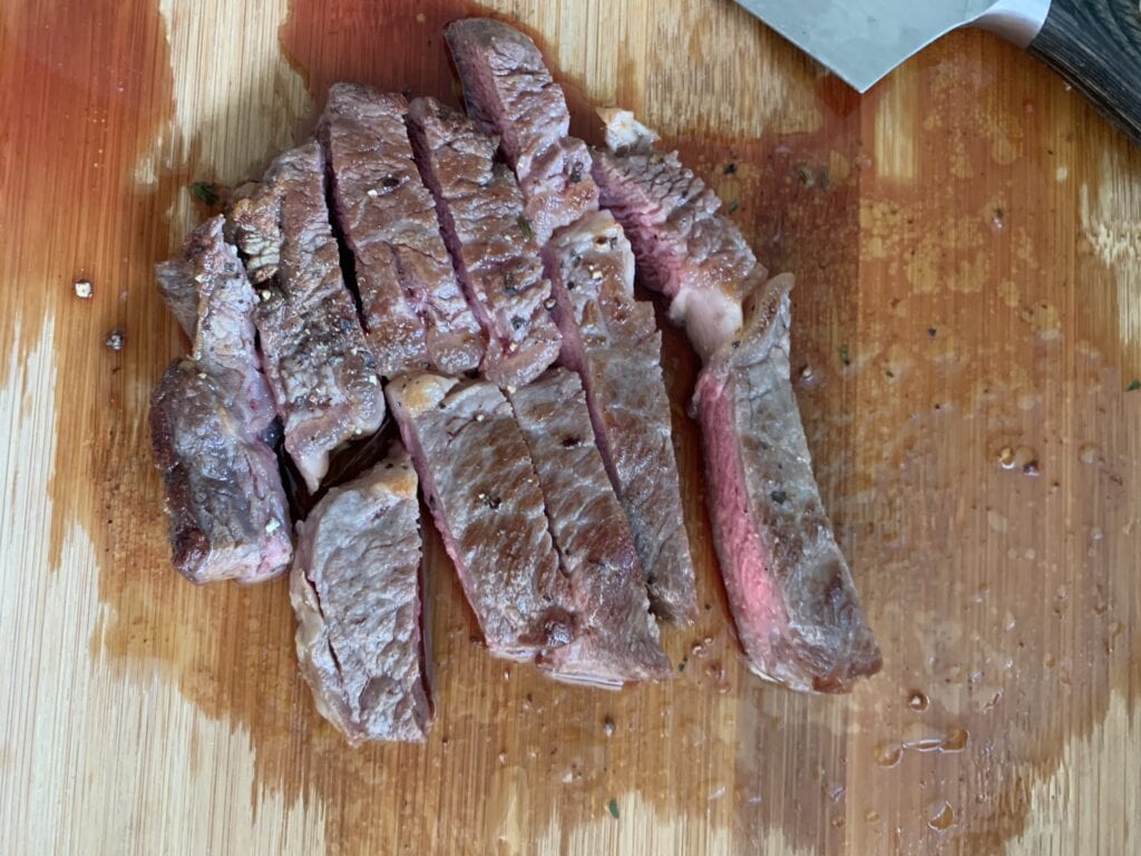 Hovädzí steak s chimichurri a šalátom -