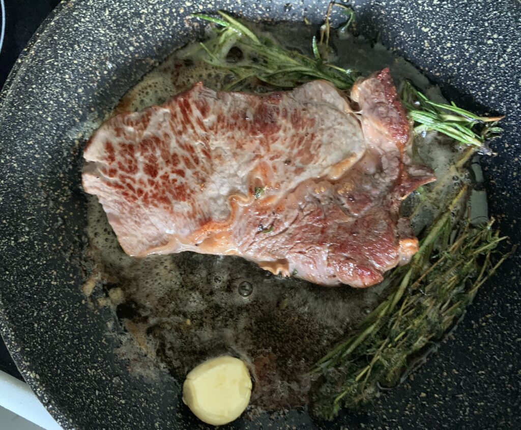 Hovädzí steak s chimichurri a šalátom