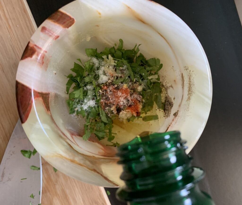 Hovädzí steak s chimichurri a šalátom