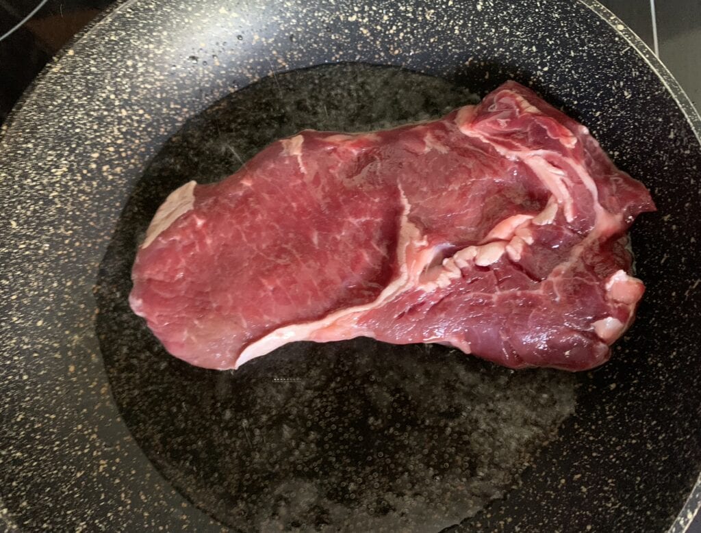 Hovädzí steak s chimichurri a šalátom