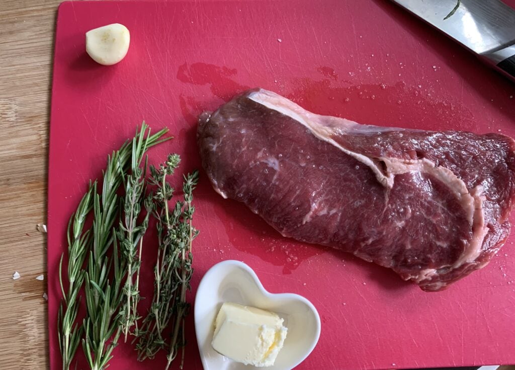 Hovädzí steak s chimichurri a šalátom