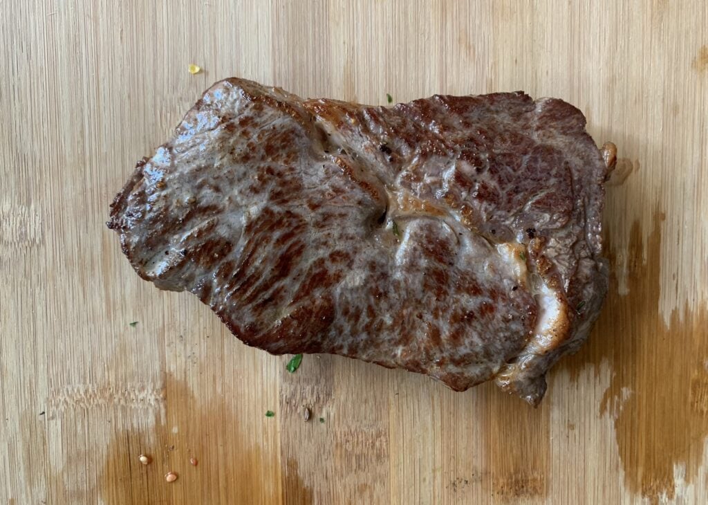 Hovädzí steak s chimichurri a šalátom