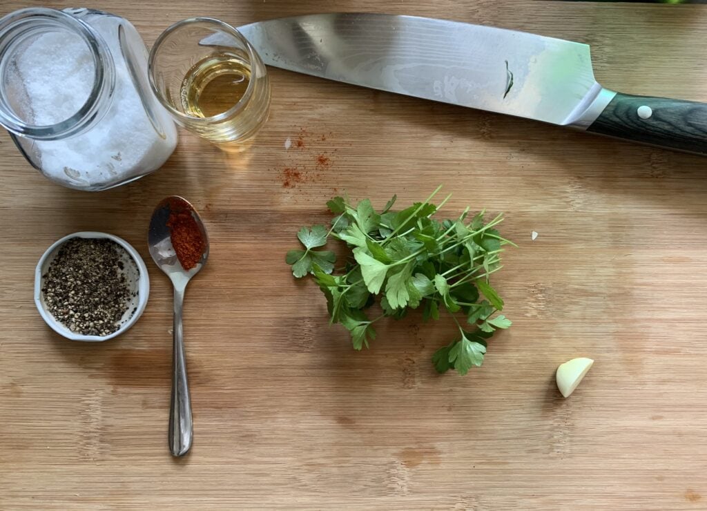 Hovädzí steak s chimichurri a šalátom