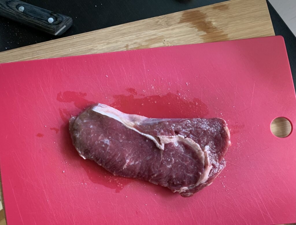 Hovädzí steak s chimichurri a šalátom