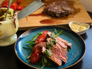 Hovädzí steak s chimichurri a šalátom