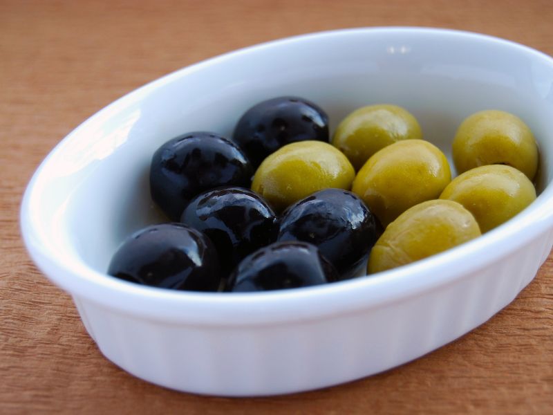 zelené a čierne olivy