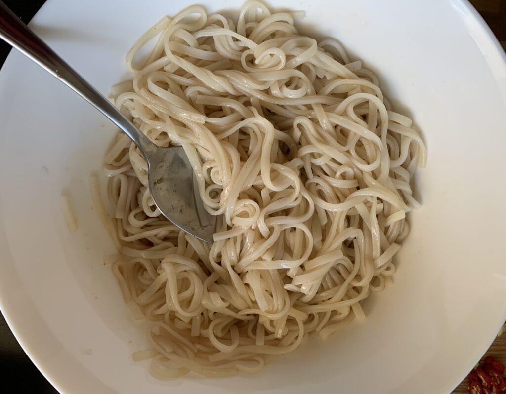 Ázijský šalát s rezancami a tofu