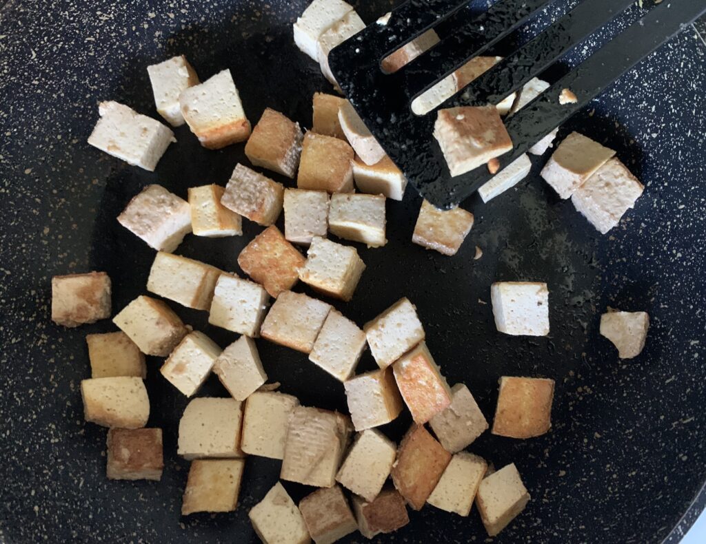 Ázijský šalát s rezancami a tofu
