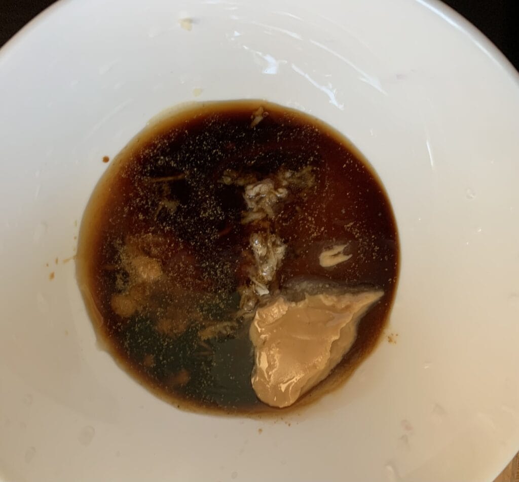Ázijský šalát s rezancami a tofu