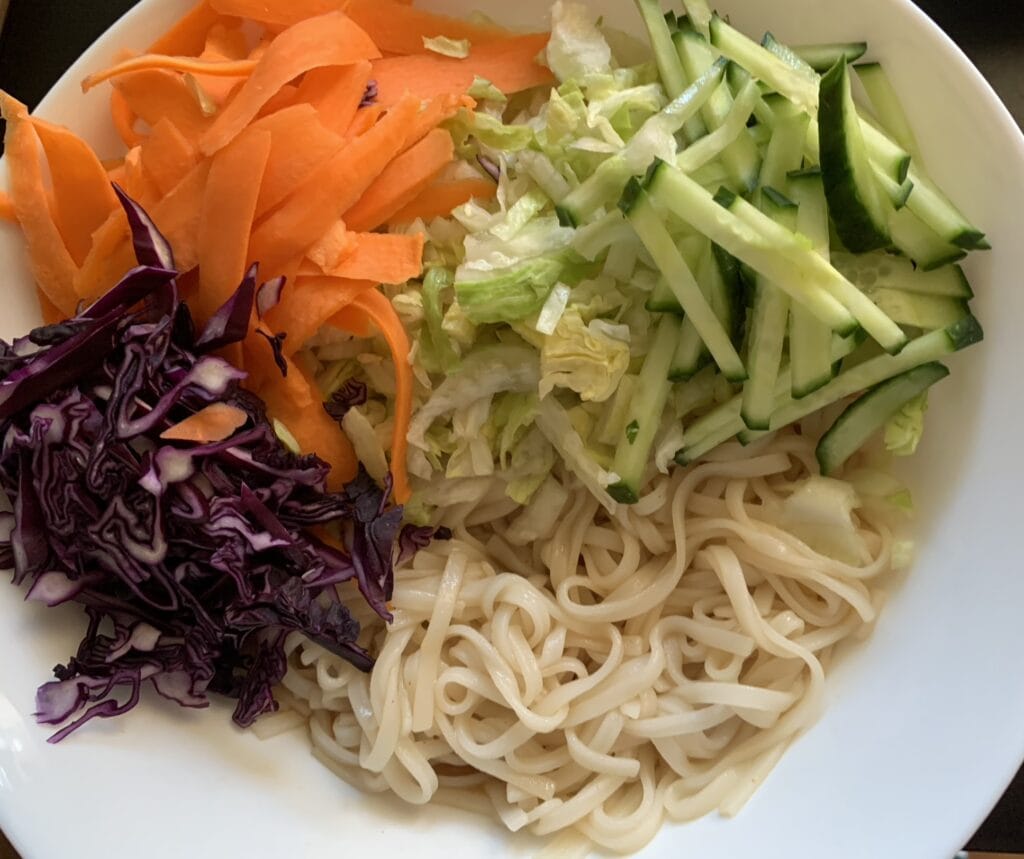 Ázijský šalát s rezancami a tofu
