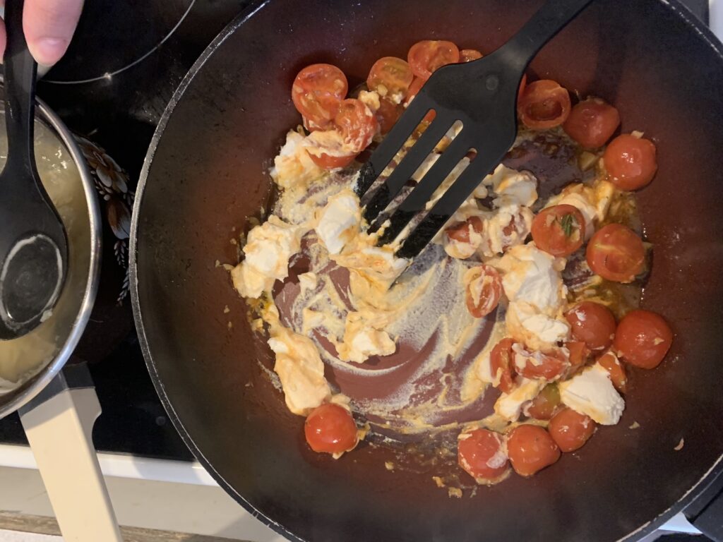 Cestoviny s paradajkami a mozzarellou