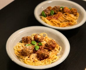 Špagety s mäsovými guličkami a paradajkovou omáčkou