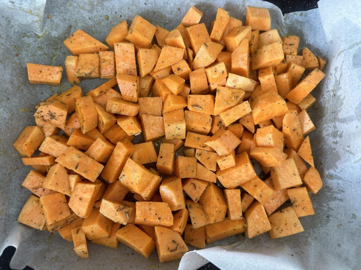 Batatový šalát s cícerom a balkánskym syrom