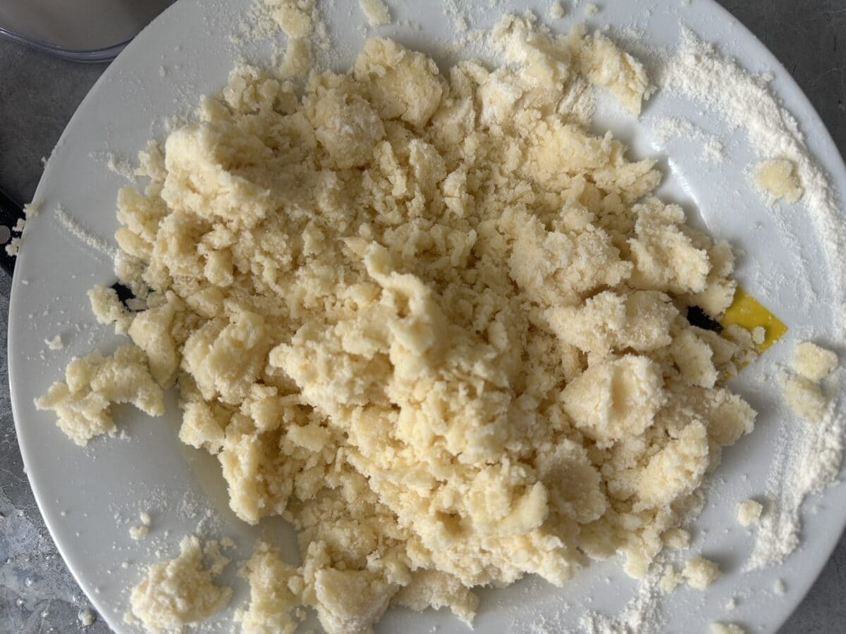 Čučoriedkové muffiny s bielou čokoládou a mrveničkou