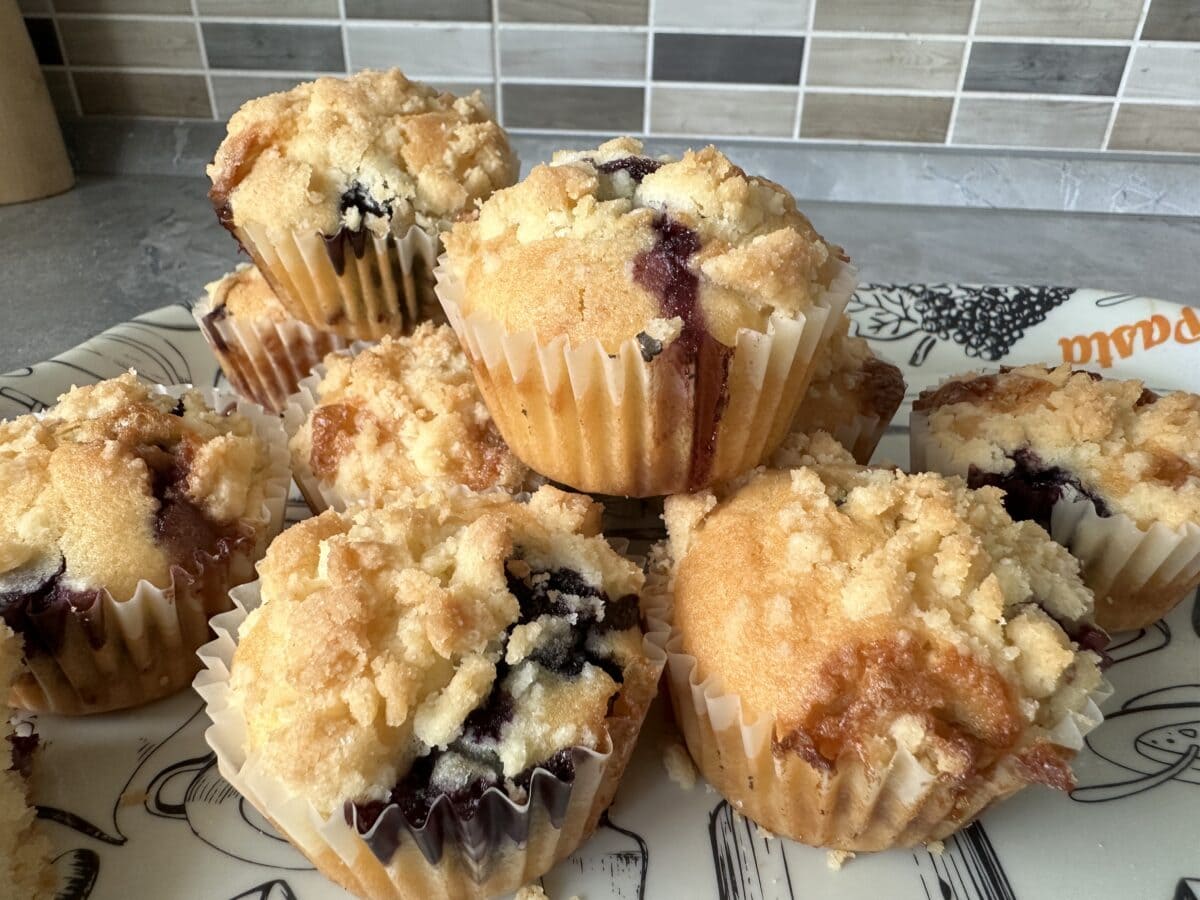 Čučoriedkové muffiny s bielou čokoládou a mrveničkou