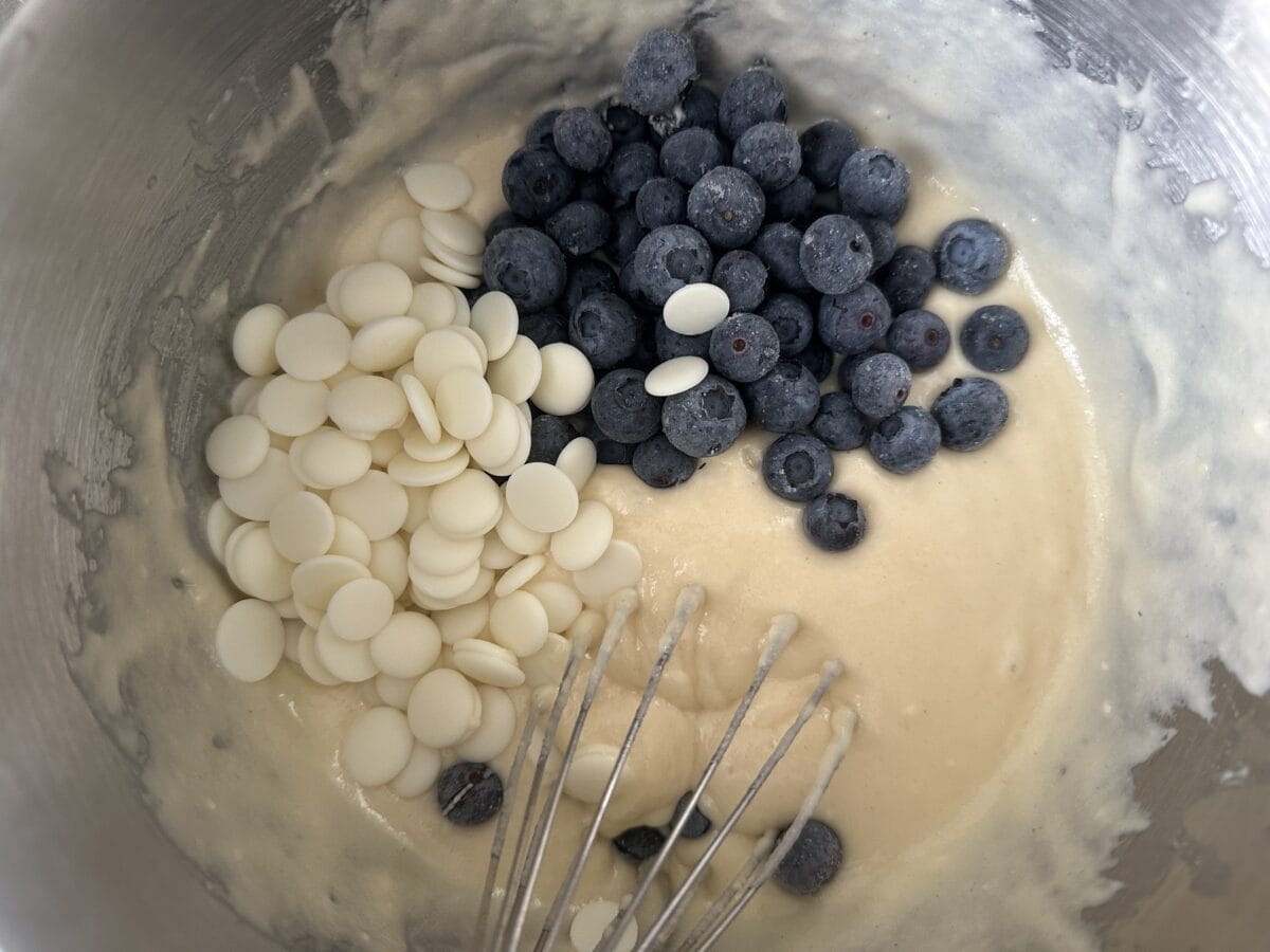 Čučoriedkové muffiny s bielou čokoládou a mrveničkou