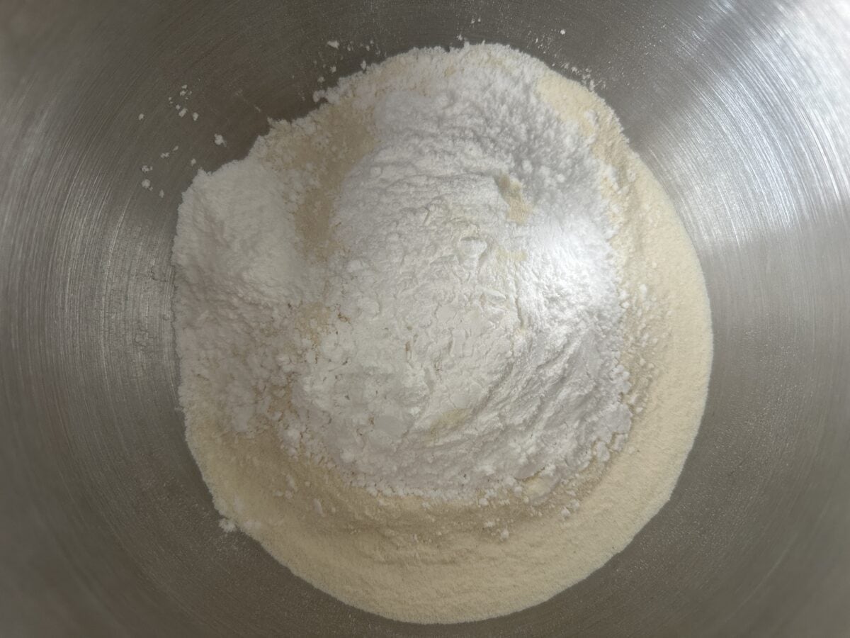 Čučoriedkové muffiny s bielou čokoládou a mrvničkou