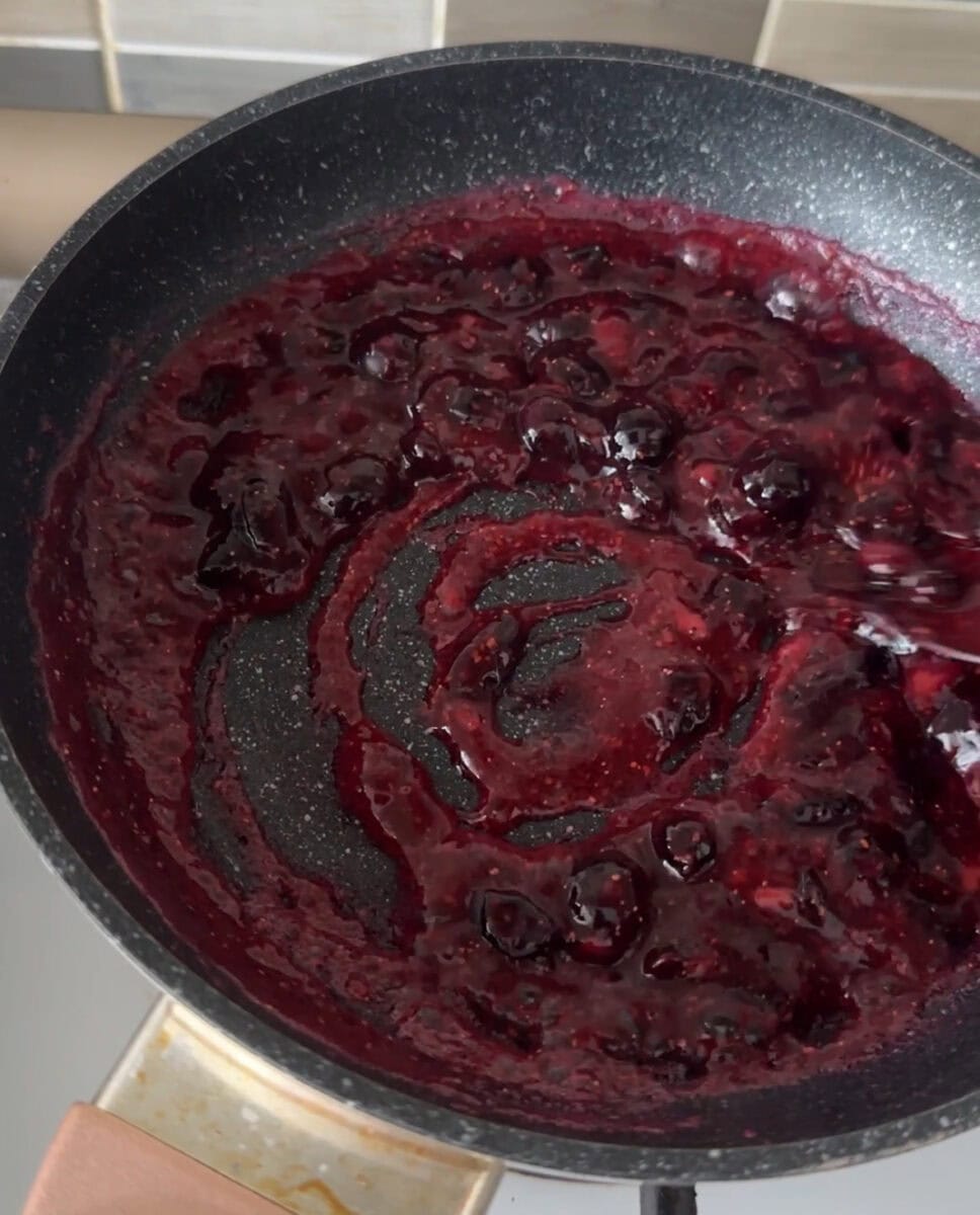 Nepečená piškótová torta s čučoriedkami