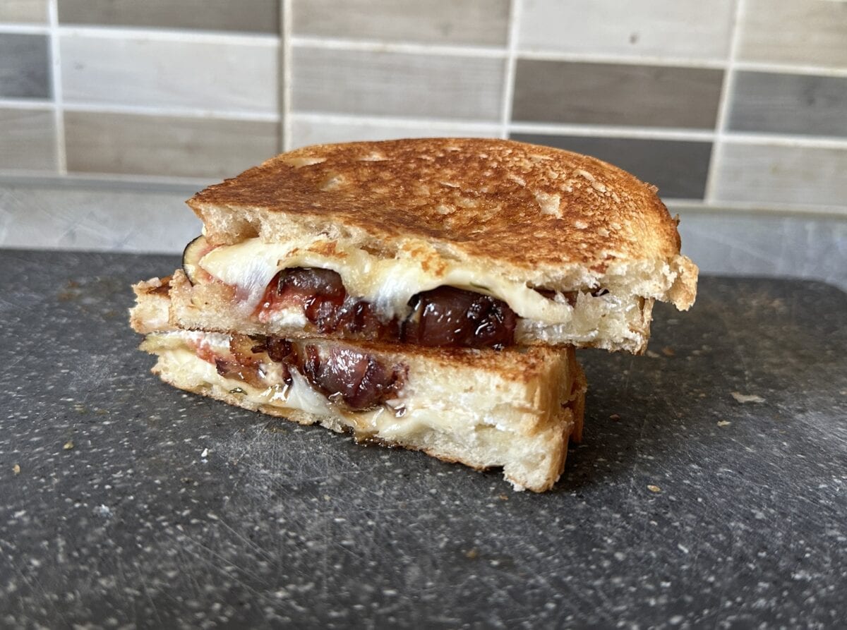 Toast s enciánom, skaramelizovanou cibuľkou a figami