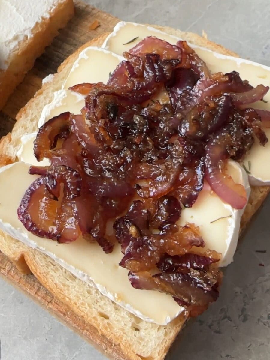 Toast s enciánom, skaramelizovanou cibuľkou a figami