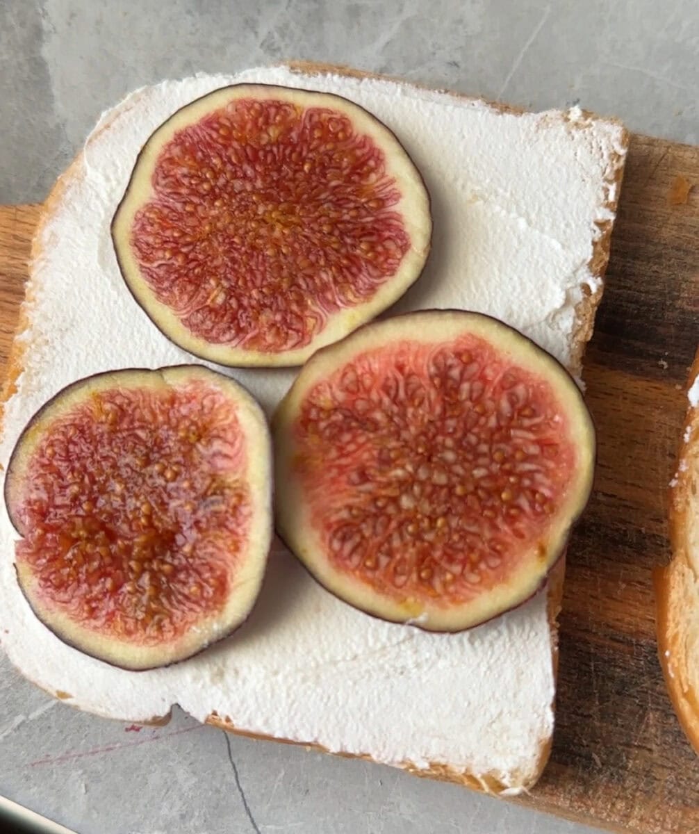 Toast s enciánom, skaramelizovanou cibuľkou a figami