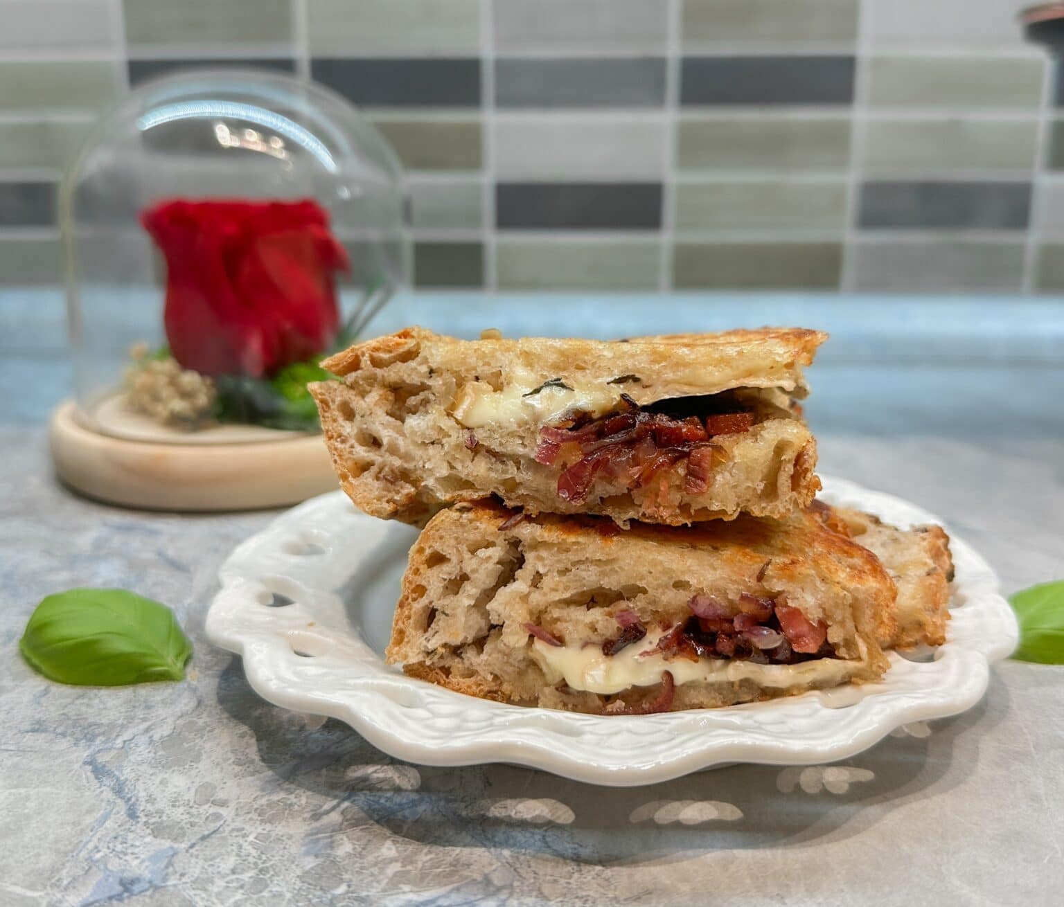 Toast so slaninovým džemom a syrom Brie