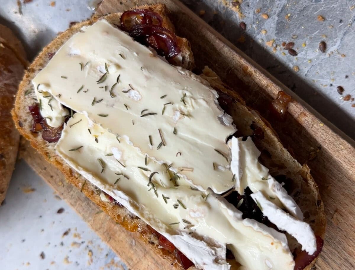 Toast so slaninovým džemom a syrom Brie