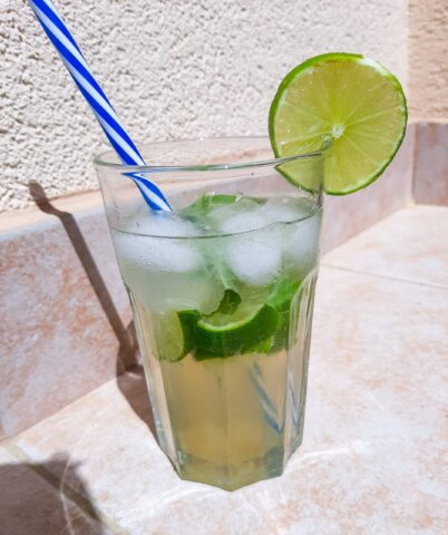 Hľadáte osviežujúci drink bez alkoholu? Vyskúšajte toto jednoduché nealkoholické mojito!