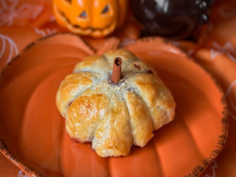 Halloweenska tekvica z lístkového cesta - recept | Gurman.sk