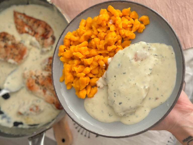 Tekvicové halušky s kuracím steakom v syrovej omáčke - recept | Gurman.sk