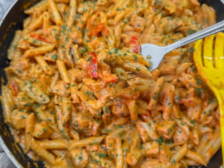 Cestoviny v krémovej omáčke s kuracím mäsom - recept | Gurman.sk