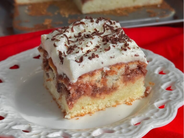 Šťavnatý koláč s čokoládou a šľahačkou - recept | Gurman.sk